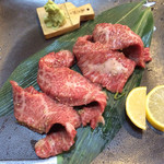 炭火焼肉 ぐら - 絶品の「牛のリブロースの岩塩焼き」（2015.12）