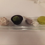 ヴィラ・デル・ソル - (2015/12)お茶菓子。左から、ココナッツのメレンゲ、トリュフチョコ、塩キャラメル、ピスタチオのマカロン。