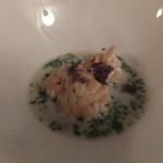 ヴィラ・デル・ソル - (2015/12)真鱈の白子　ロックフォール風味。、苦みのある野菜が入っており後味が良いですね。お皿は今までのジノリやオオクラではなく、金野シェフが調達したＵＦＯ皿(笑)