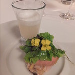 ヴィラ・デル・ソル - (2015/12)蛤とフォアグラ　カプチーノ添え。からし菜の葉が添えられています。