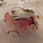 ヴィラ・デル・ソル - (2015/12)活〆真鯛の昆布締めと塩レモンの氷。黒大根はスライスのみならず根まで添えられています。個性豊かな一品。