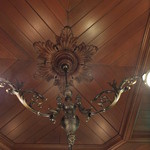 ヴィラ・デル・ソル - (2015/12)ラウンジの電燈は南葵文庫発足時からのものだそうです。