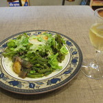 ピッツェリア グランデ バッボ - 前菜とサラダの盛り合わせとワイン