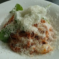 THE COSMOPOLITAN GRILL BAR TERRACE - ほわほわ削られたチーズたっぷり、ローストプラウンのリングイネ