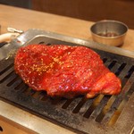 大阪焼肉 ホルモン ふたご  - はみ出たいハラミ(1680円) 
      