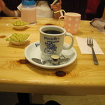 コメダ珈琲店 - 普通サイズのコーヒー　左奥の小皿にあるのがでん六の豆