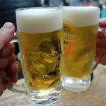 大衆酒場 増やま - まずは生ビールで乾杯。１杯３００円です。