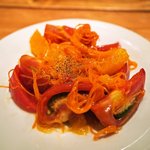 八百屋のキッチン - オレンジとトマト、キャロットの赤いサラダ