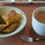 ちこり村 - 左)抹茶おからケーキ　右)かぼちゃケーキ
      手前)さつまいものシナモンシュガー掛け　