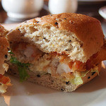 テディ・ルーズヴェルト・ラウンジ - 海老フライのグレインブレッドサンドウィッチ、フライドポテト添え