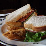 テディ・ルーズヴェルト・ラウンジ - パストラミのグラハムサンドウィッチ、フライドポテト添え