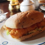 テディ・ルーズヴェルト・ラウンジ - 海老フライのグレインブレッドサンドウィッチ、フライドポテト添え