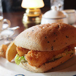 テディ・ルーズヴェルト・ラウンジ - 海老フライのグレインブレッドサンドウィッチ、フライドポテト添え