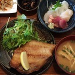 Hokkai Sakaba Shizunai - ホッケ焼きと刺身定食1,000円、カワハギ、カツオ、ホタテ、ミズダコ