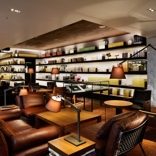 書物とアートに囲まれた空間。