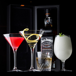 こだわりのビールやカクテル、選りすぐりのシングルモルト。