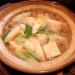 Oimidori - 201512 もつ鍋 630円。もつ煮込み用のボイル済み白モツに豆腐とたっぷり野菜を入れて土鍋で熱々。