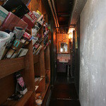 アナログ カフェ ラウンジ トーキョー - 図書館で使われていた本棚