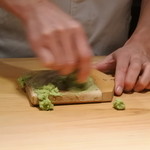 こま田 - 2015.12　鮫皮おろしで山葵をする