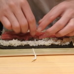 こま田 - 2015.12　巻物を巻いています