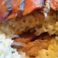 御曹司 松六家 - 丼のご飯の中からもお肉が～♪