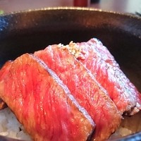 御曹司 松六家 - 黒毛和牛の炙り丼の部分