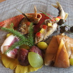 徳山鮓 - 琵琶湖鮎の煎餅、子持ち鮎の焼き物、無花果（自家製猪生ハム巻き）、むかご、銀杏、栗