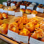 Koyagi Bakery - 店内のパンコーナー