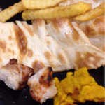 ムガルキッチン - ナン(カット済み)、カレー味のフライドポテト、チキン、黄色い揚げ物←食べたが何かわからなかった笑