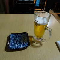 秀徳 2号店 - 生ビールが料理の出を待つ