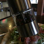 オーノ ボーノ - 電動ミルでペッパーをゴリゴリ。