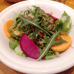 アンティカ オステリア マジカメンテ - 長野県産無農薬栽培のフリルレタスのインサラータ 季節のフルーツのコンディメントで