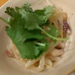 シーズキッチン - イカとモヤシのサラダ。パクチーが爽やか。