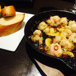 Smoke&Cheese 上野HAZE - チキンとマッシュルームのアヒージョ