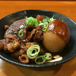 とんこつらーめん ひかり - 仮店長手作りの賄い用のドテ煮！
      以前、ドテ煮丼を提供していたみたいですので、復活して欲しいです(*^^*)