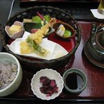Tsukiji Uemura Sakura Tei - 花かご膳