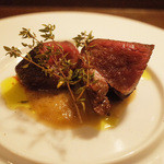 il tram - 蝦夷鹿シンタマのロースト ヴェネチア風玉葱のソース ワイルドハーブを添えて(4200円のコース)