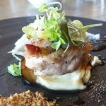 地鶏ロースト　秋茄子とスカモルツァの重ね焼き