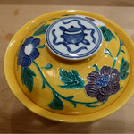 祇園にしむら - 器は五交趾の蓋物。五色の釉薬(白、黄、青、紫、緑)で掛け分けた交趾焼きとなっているのだとか。