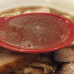 麺や 七彩 - 喜多方肉そば（煮干し）のスープ
