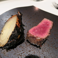 リストランテ･ヒロ  青山 - 熟成牛肉と玉葱の薪焼き