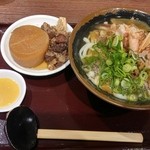 香川 一福 - 肉うどん(温)、おでんの牛スジと大根