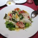 La basquaise - サラダは玉子と野菜のサラダです、ドレッシングはからんで良い味だしてます。
