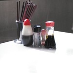 一休食堂 - 卓上の調味料類