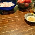 太郎 - カウンターには大皿が並ぶ