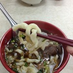 王家麵館 - 牛肉湯麺（小）、麺は不揃いで太い
