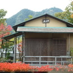 Sankou Bijutsukan - 展示室から見えるお茶室の遠景に岐阜城