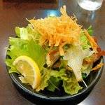 Tsuboyaki Kare Kiton - 平日ランチタイムのサービス「サラダ」。かなりのボリュウムです。