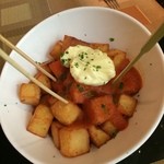 Julian Serrano - フライドポテトピリ辛トマトソースとガーリックソース添え