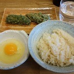 手打ちうどん こげら - こげらセット（500円）の出汁炊きごはんと卵、天ぷら